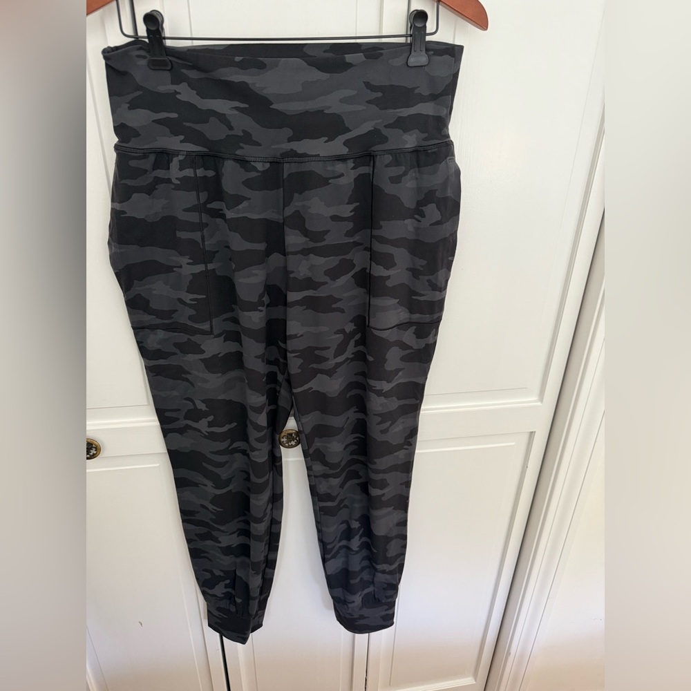 Athleta salutation camo jogger